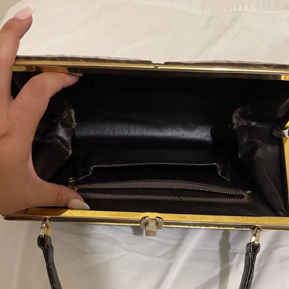 Elegant Brown Crocodile Pattern Handbag - Picture 3 of 4